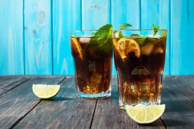 Najlepsze drinki z rumem białym, które zaskoczą Twoich gości