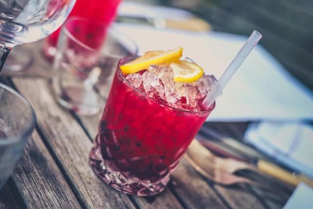 Najlepsze drinki z miodem, które zachwycą Twoje podniebienie