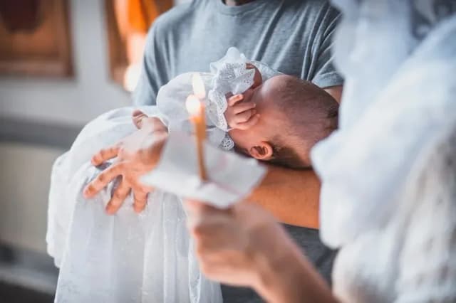 Ile ksiądz bierze za chrzciny? Sprawdź, ile naprawdę kosztuje chrzest