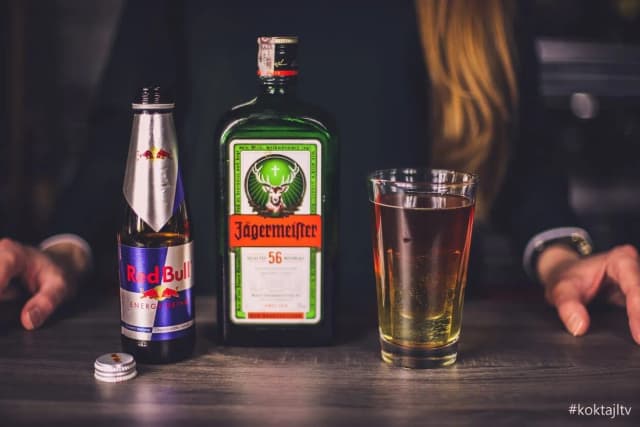 Jak przygotować drink jagermeister z red bull i uniknąć zagrożeń zdrowotnych