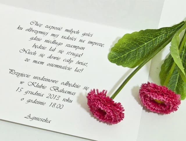 Jak napisać zaproszenie na 18 urodziny, które zachwyci gości
