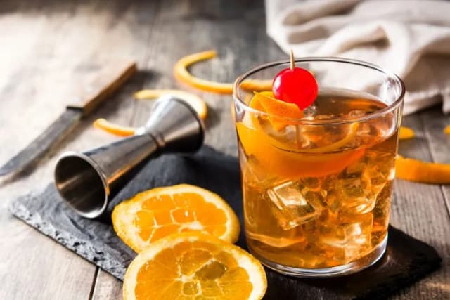 Najlepsze drinki z wiśniówką i sokiem pomarańczowym, które musisz spróbować