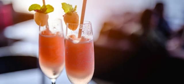Najlepsze drinki kobiece: odkryj smaki, które zachwycą każdego Najlepsze drinki kobiece: odkryj smaki, które zachwycą każdego