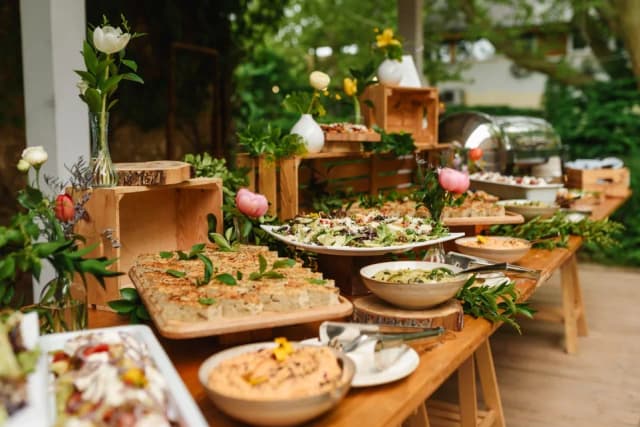 Ile kosztuje catering na komunię? Sprawdź ceny i opcje usług