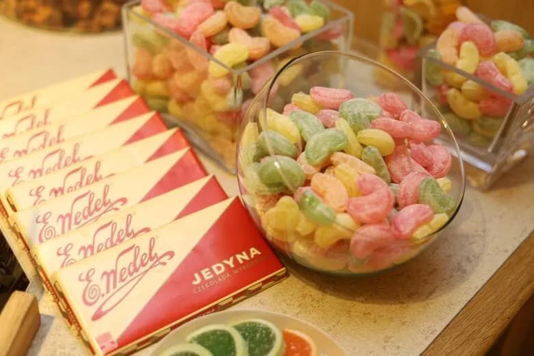 Impreza w stylu lat 80: idealne jedzenie, które zachwyci gości